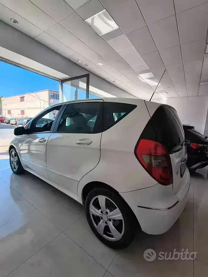 Usata Mercedes A180 109 CV (80 kW) 2011 Bianco Utilitaria
