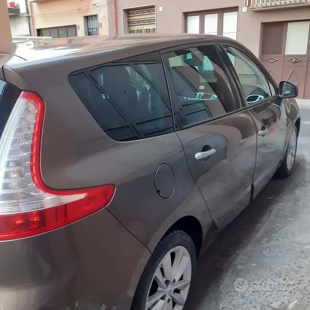 Usata Renault Scenic E-Tech 115 CV (84 kW) 2010 Marrone Berlina