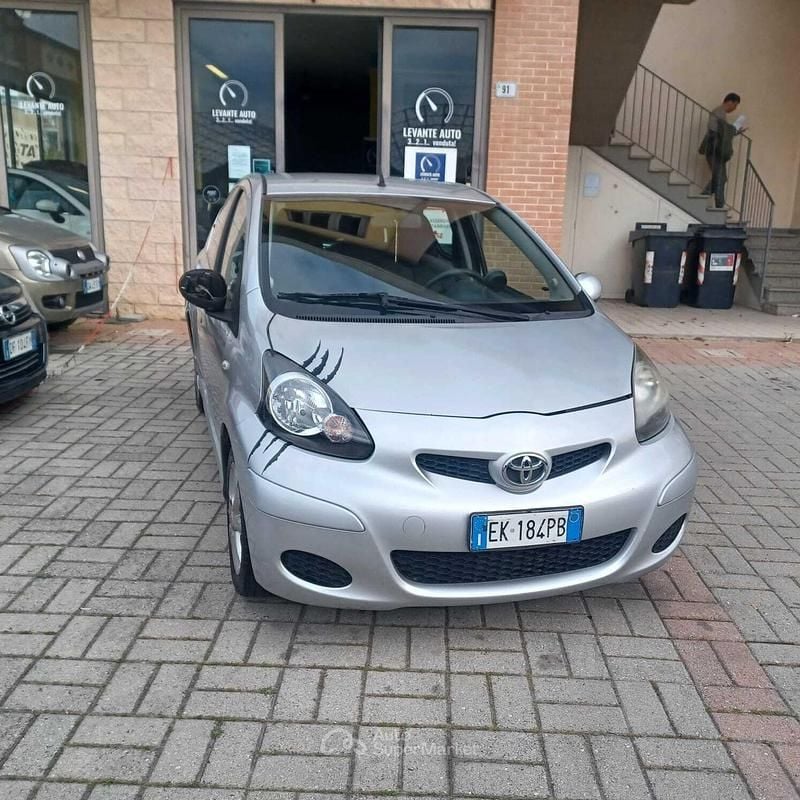 Usata Toyota Aygo 68 CV (50 kW) 2011 Argento Utilitaria