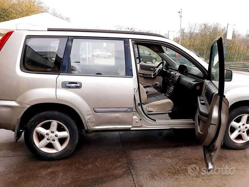 Usata Nissan X-Trail 136 CV (100 kW) 2003 Grigio SUV