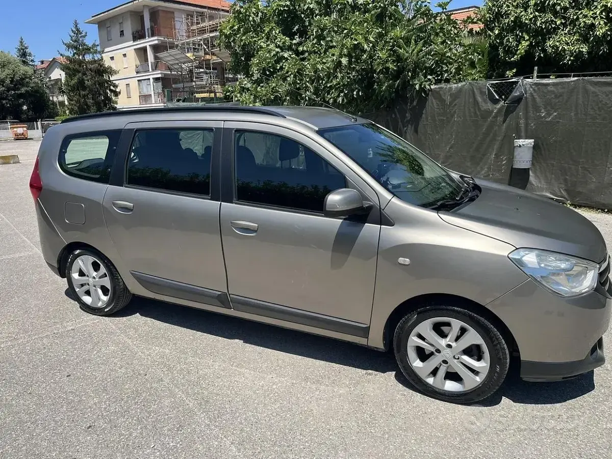Usata Dacia Lodgy Lauréate 107 CV (78 kW) 2012 Arancione Monovolume