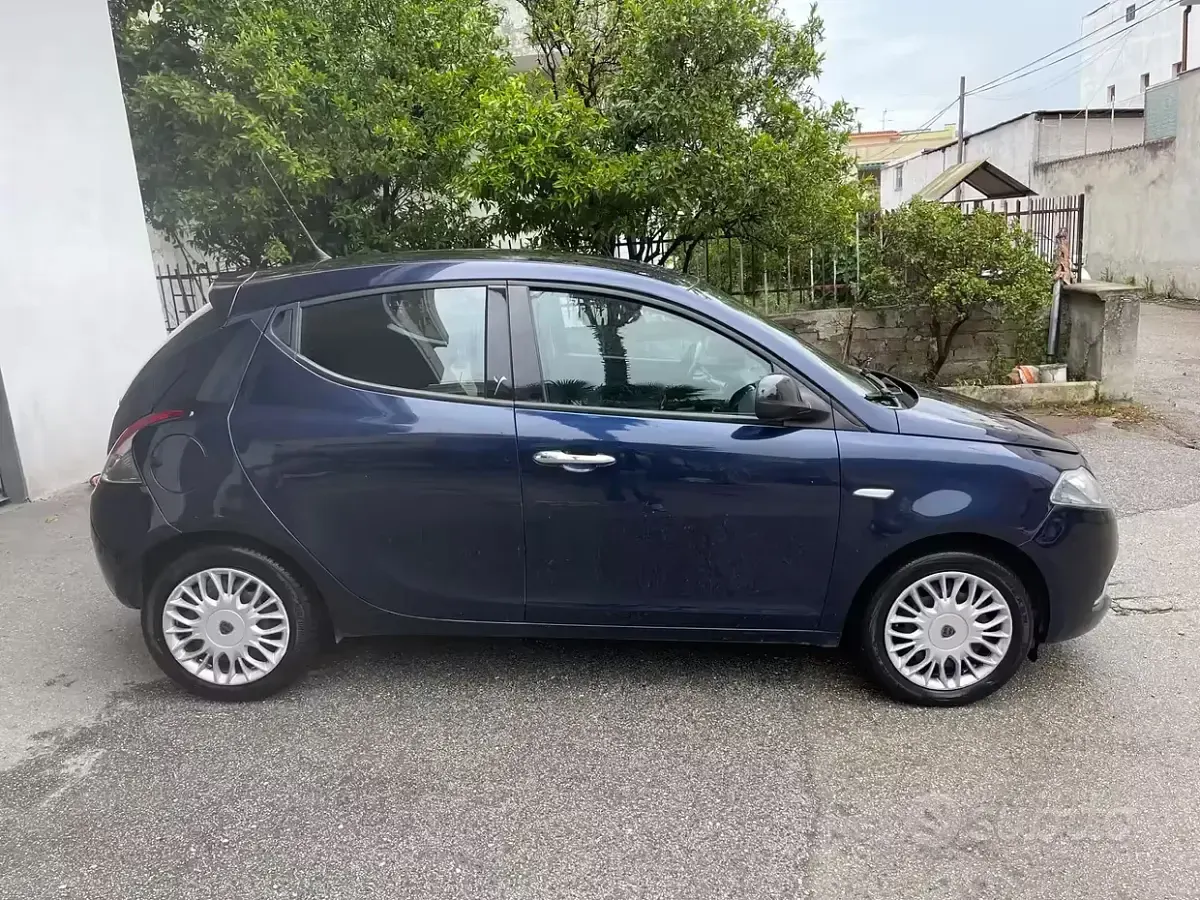 Usata Lancia Ypsilon Silver 69 CV (50 kW) 2017 Blu Utilitaria