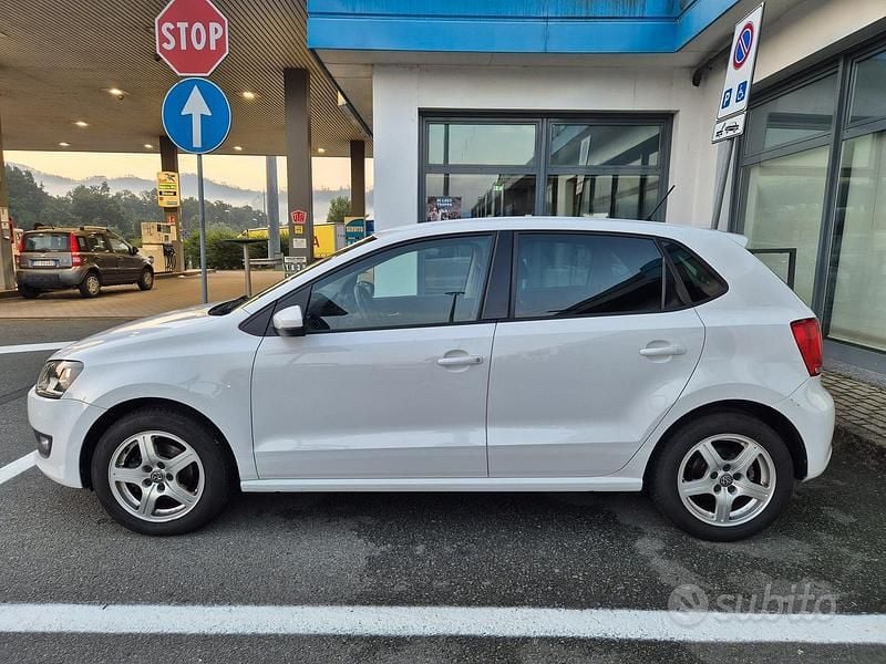 Bianco Usata 2013 VW Polo Tre volumi | 6900 € (Ottimo prezzo) - Immagine 1/4