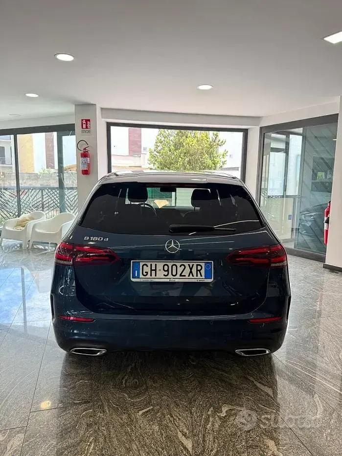 Usata Mercedes B180 Premium 116 CV (85 kW) 2022 Blu Utilitaria