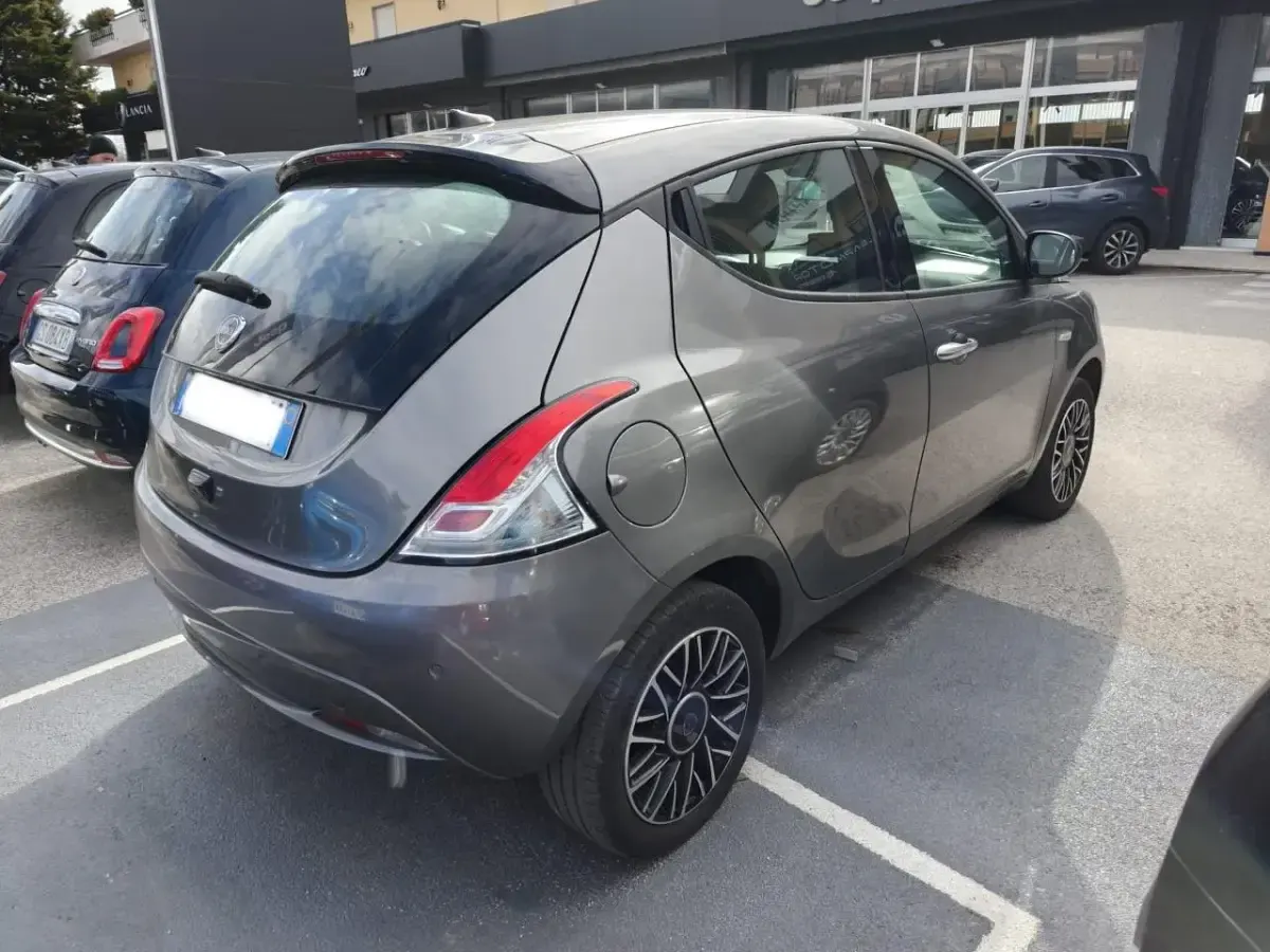 Usata Lancia Ypsilon S 70 CV (51 kW) 2024 Grigio Utilitaria