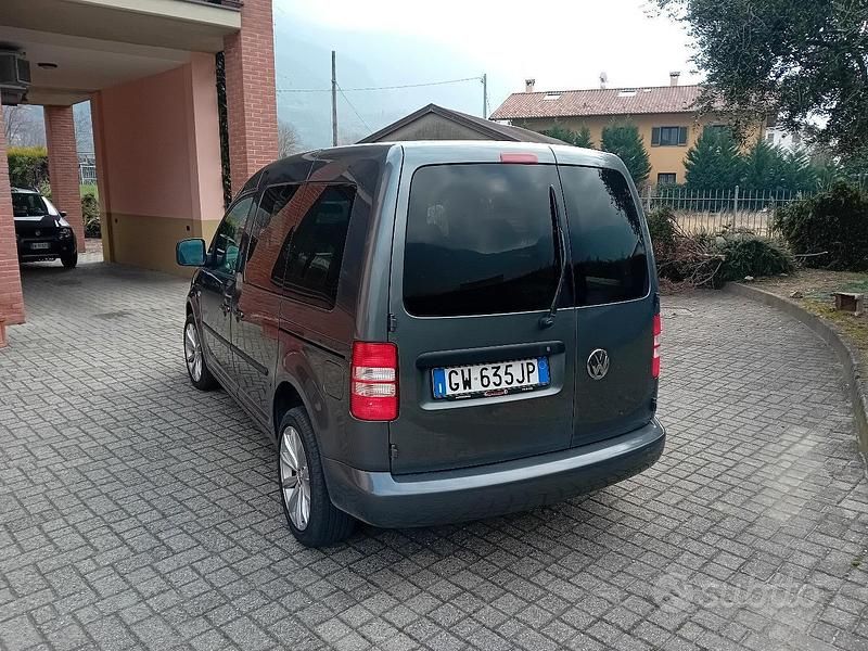 Usata VW Caddy 105 CV (77 kW) 2011 Grigio Monovolume