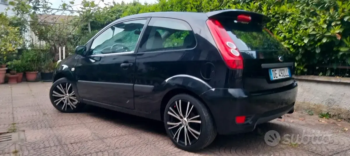 Usata Ford Fiesta S 90 CV (66 kW) 2006 Nero Utilitaria