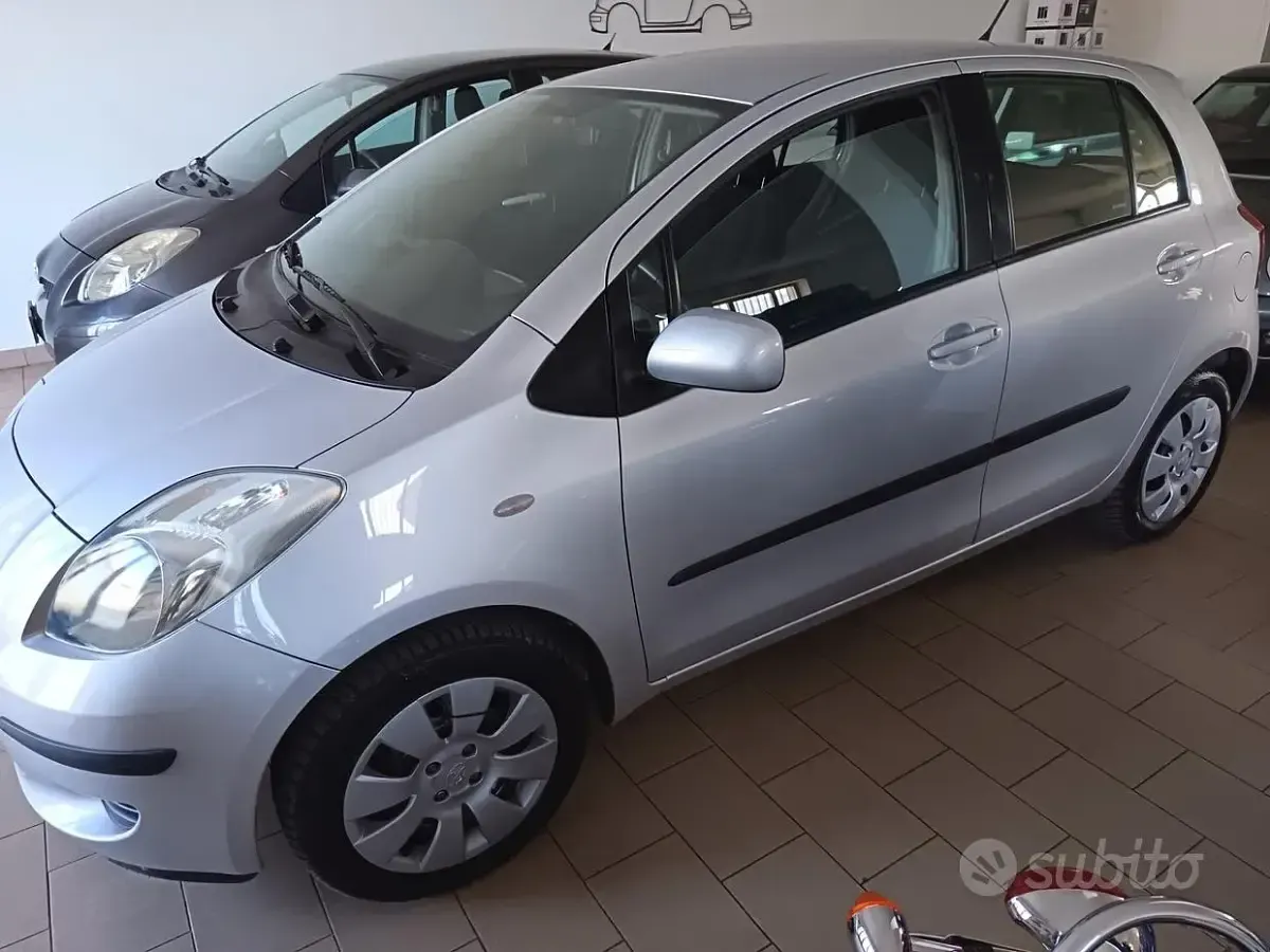 Usata Toyota Yaris 68 CV (50 kW) 2007 Grigio Utilitaria