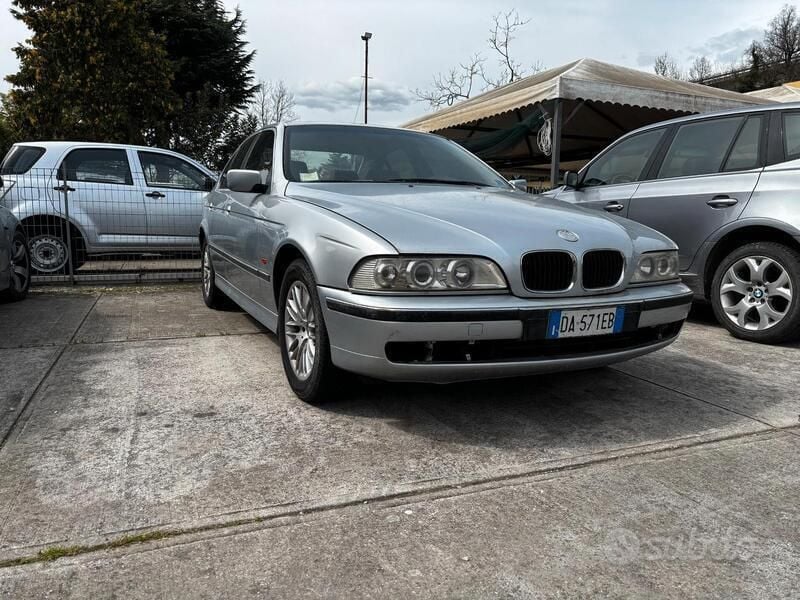 Grigio Usata 1998 BMW 525 Tre volumi | 2400 € (Buon prezzo) - Immagine 1/4