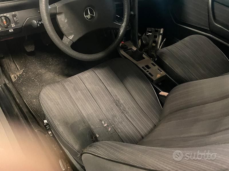 Usata Mercedes E300 187 CV (137 kW) 1989 Grigio Berlina