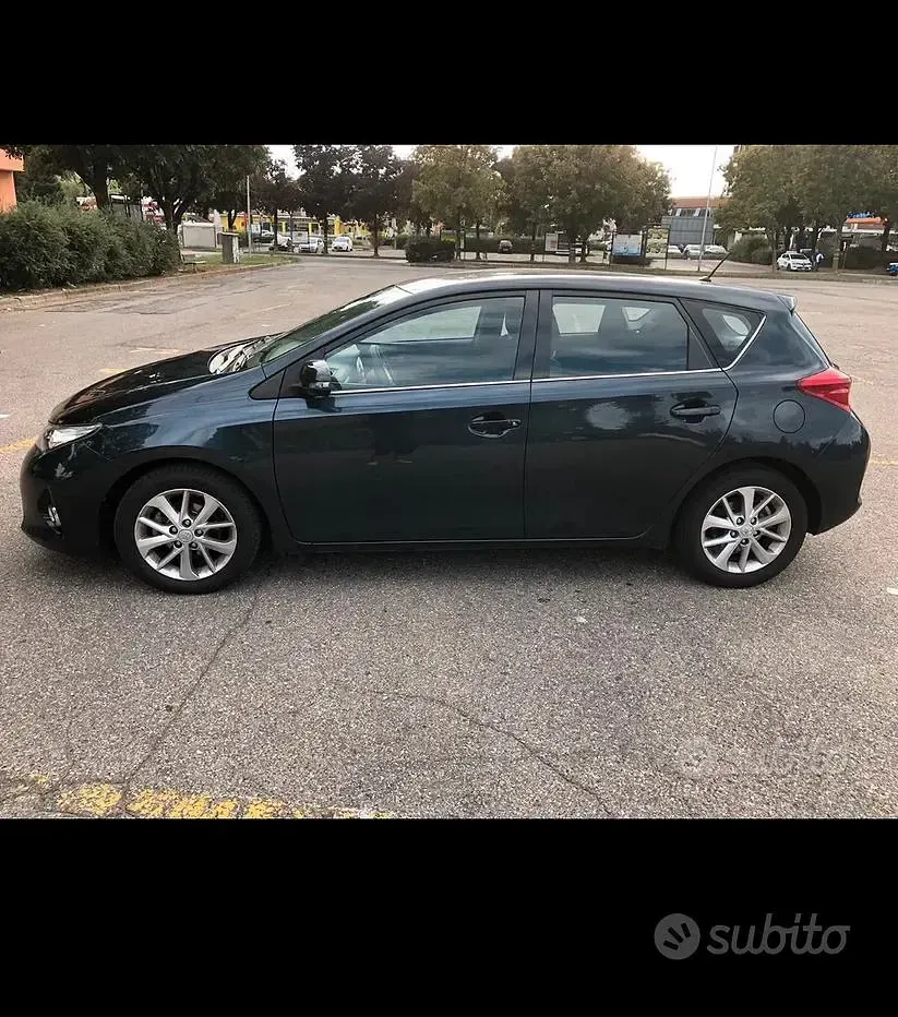 Usata Toyota Auris Hybrid Active 132 CV (97 kW) 2013 Blu Berlina