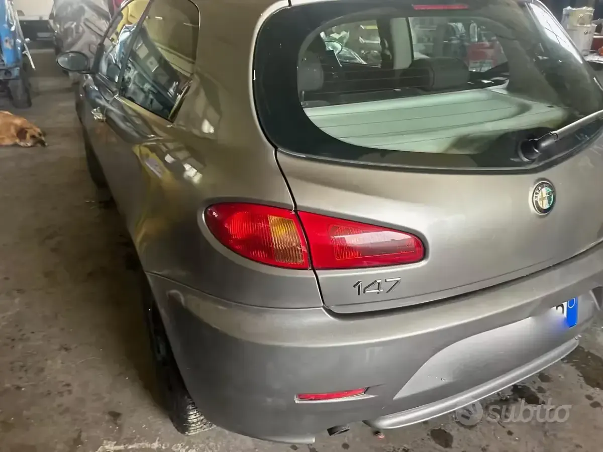Usata Alfa Romeo 147 120 CV (88 kW) 2006 Grigio Utilitaria