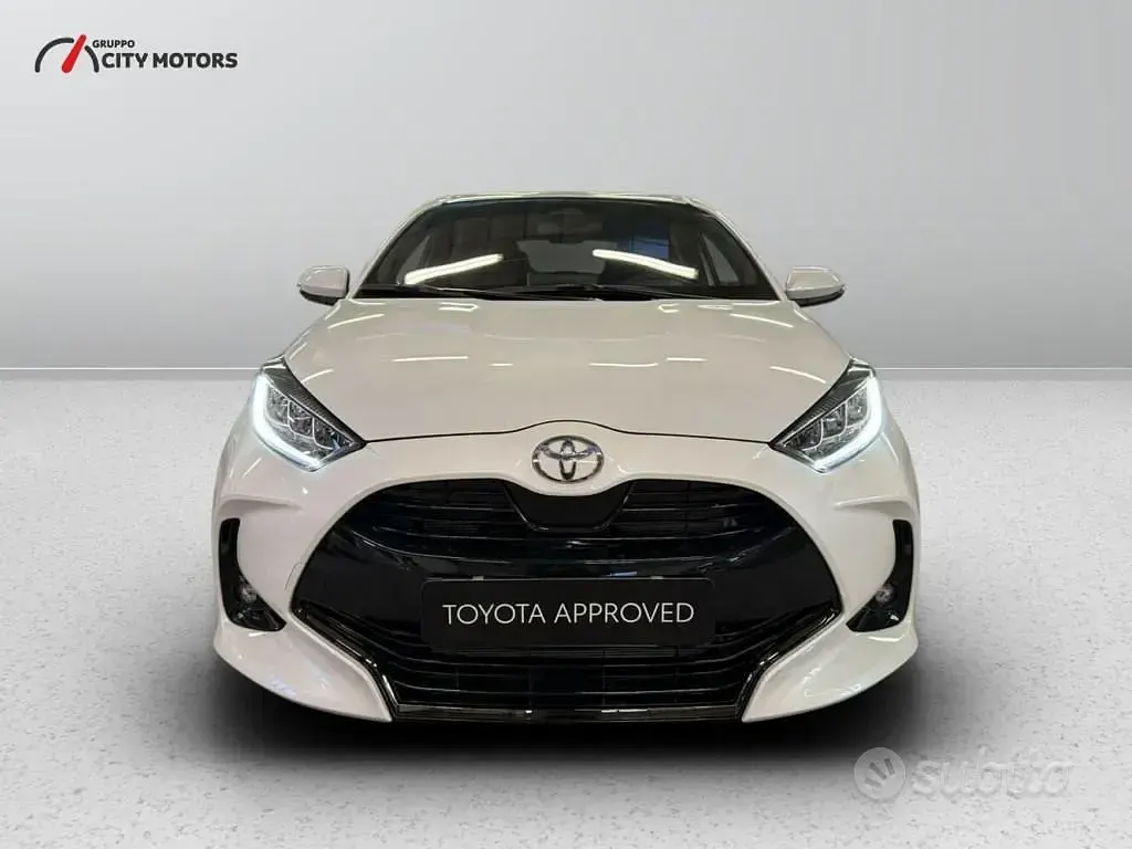 Nuova Toyota Yaris Hybrid Lounge 131 CV (96 kW) 2026 Pearl white Berlina
