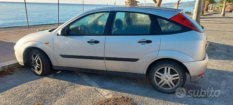 Usata 2001 Ford Focus Tre volumi | 1000 € (Buon prezzo) - Immagine 1/4