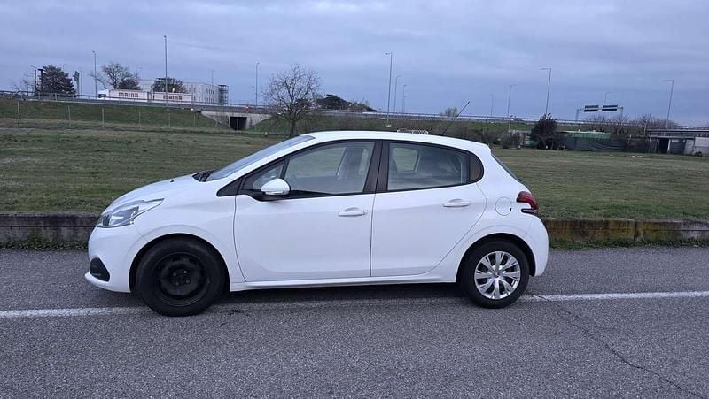 Usata 2017 Peugeot 208 Active Utilitaria | 3500 € (Super prezzo) - Immagine 1/4