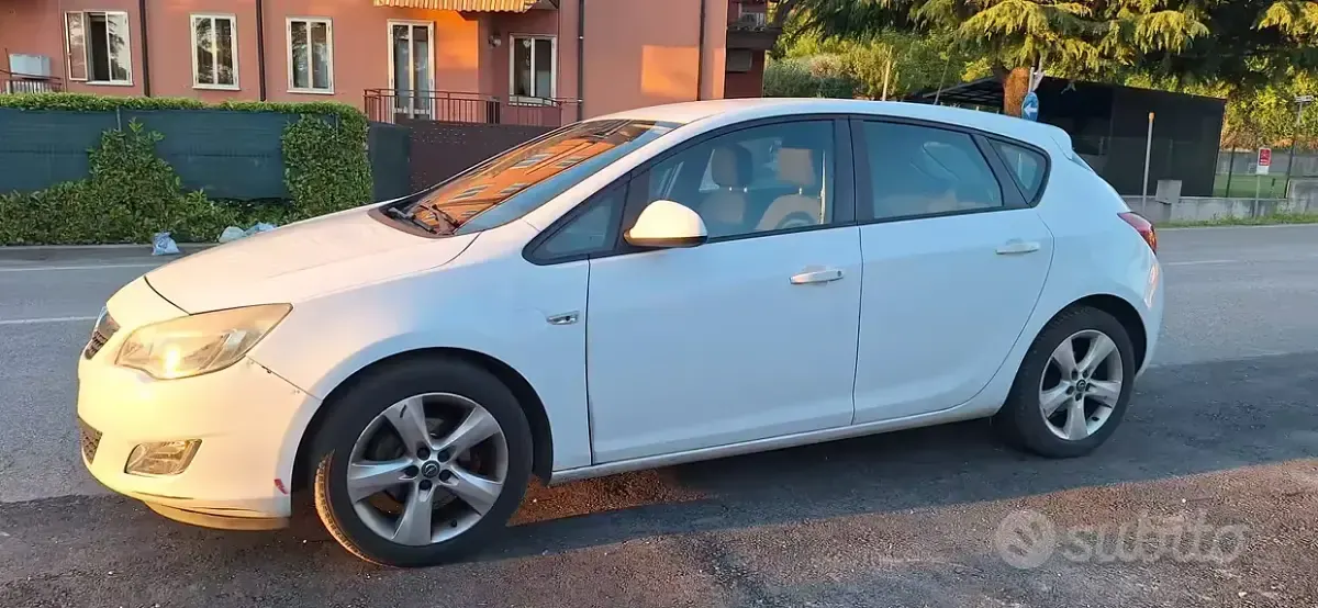 Usata Opel Astra 101 CV (74 kW) 2010 Bianco Berlina