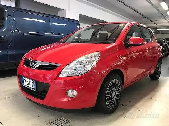 Usata Hyundai i20 Comfort 78 CV (57 kW) 2010 Rosso Utilitaria