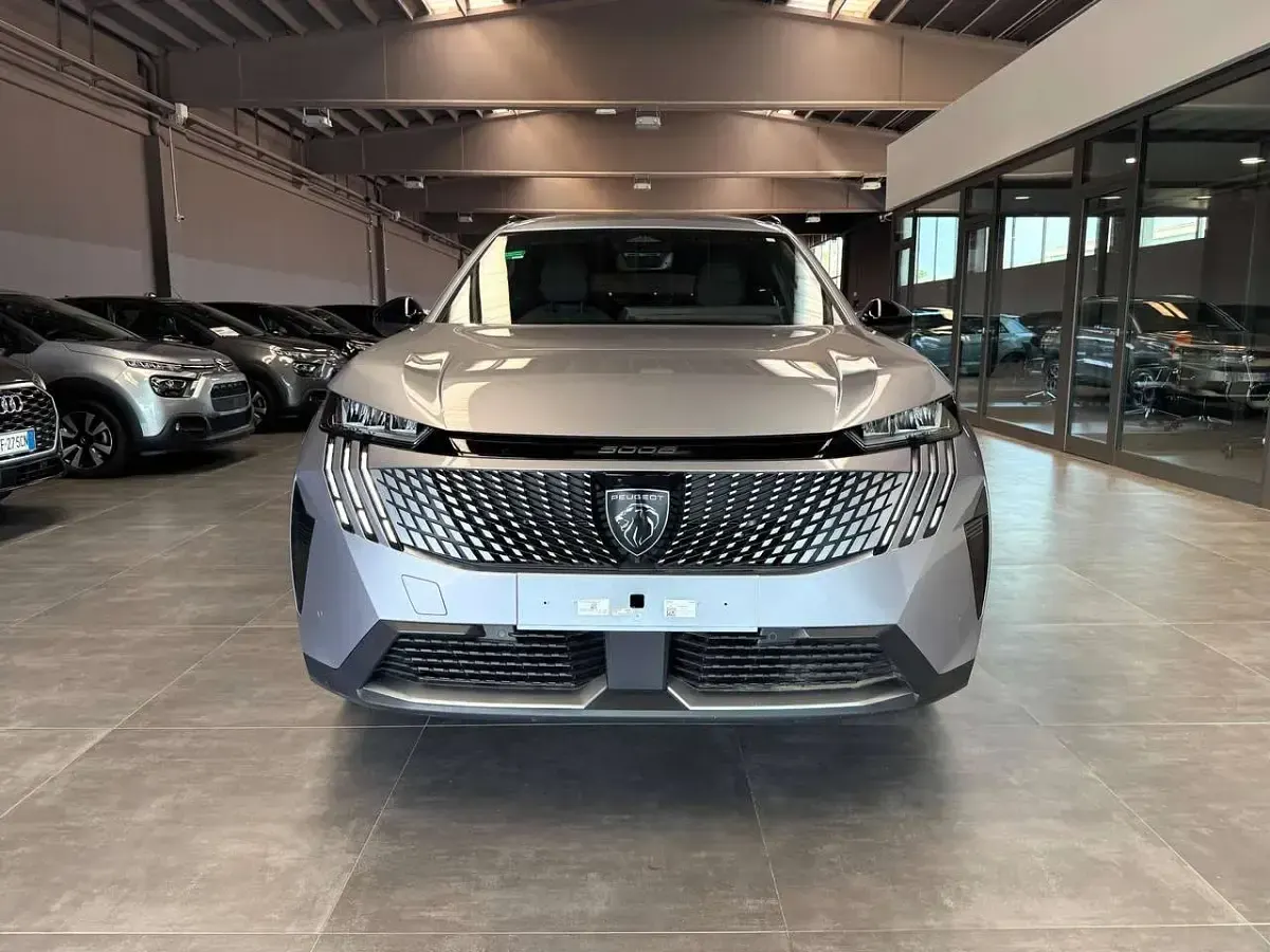 Usata Peugeot 5008 Allure 136 CV (100 kW) 2025 Argento SUV