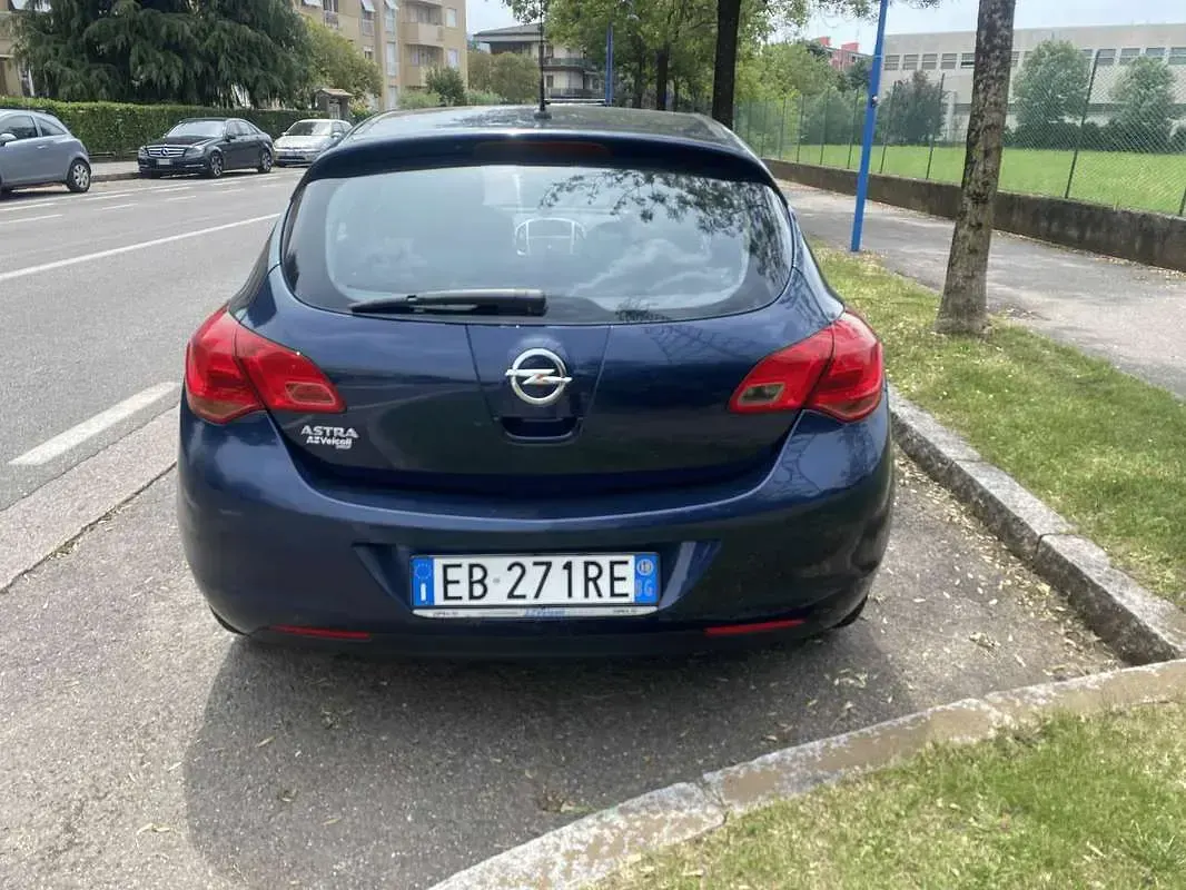 Usata Opel Astra 101 CV (74 kW) 2010 Blu/azzurro Berlina