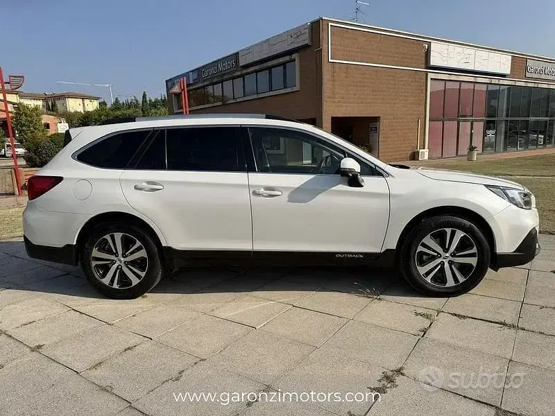 Usata Subaru Outback Premium 175 CV (128 kW) 2021 Bianco Station wagon