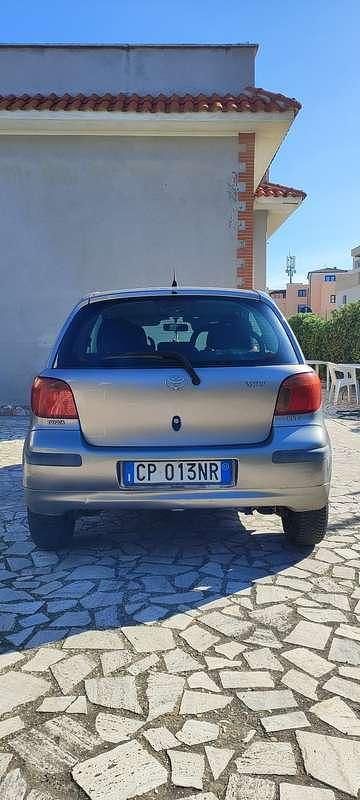 Usata Toyota Yaris 65 CV (47 kW) 2004 Grigio Utilitaria