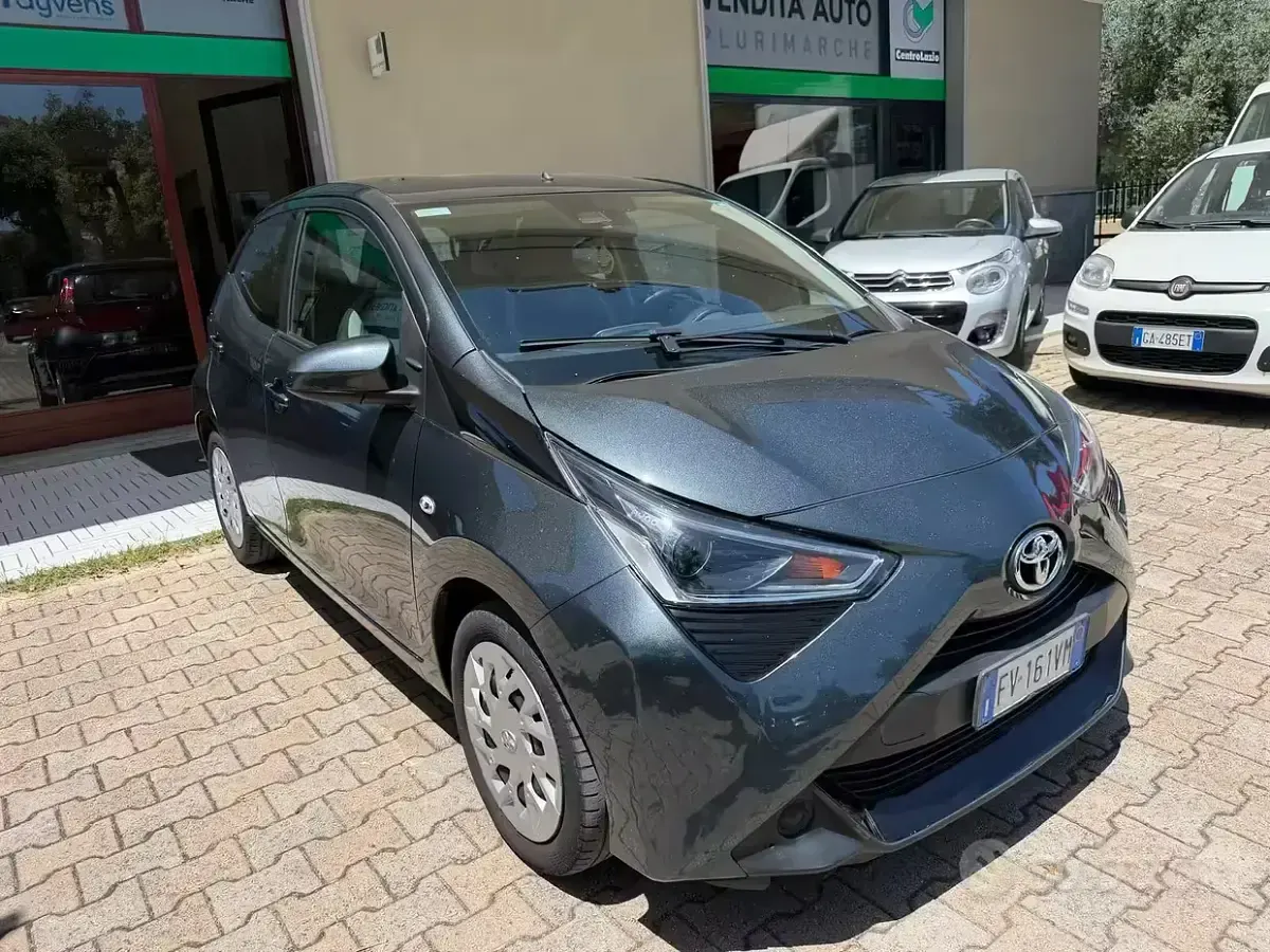 Usata Toyota Aygo Cool 72 CV (52 kW) 2019 Grigio Utilitaria