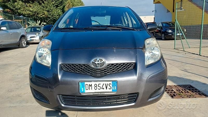 Usata Toyota Yaris Sol 90 CV (66 kW) 2009 Grigio Utilitaria