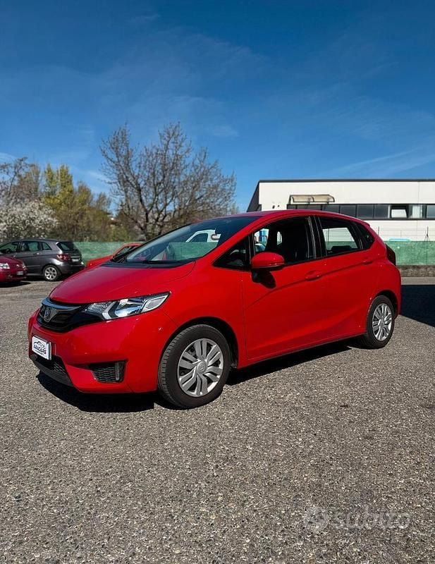 Usata Honda Jazz 102 CV (75 kW) 2016 Rosso Utilitaria