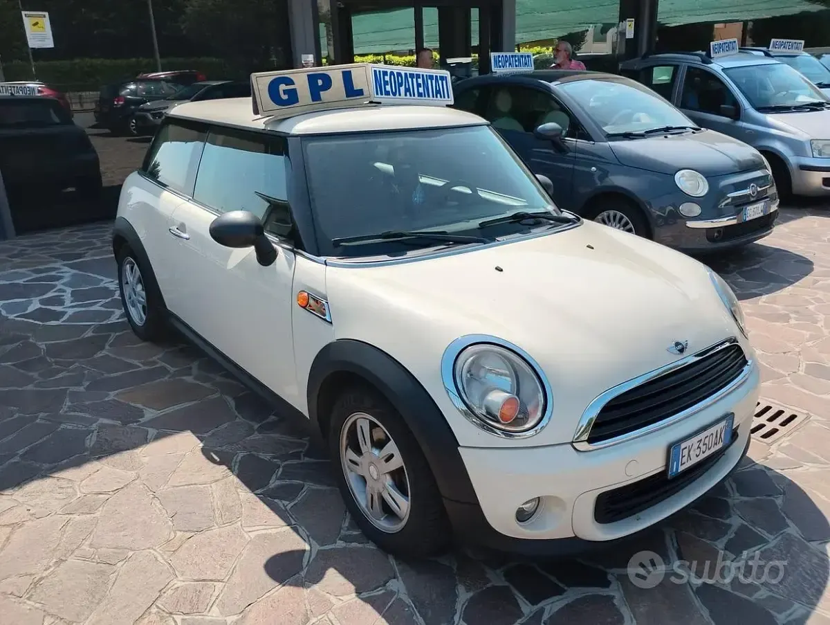 Usata Mini ONE 75 CV (55 kW) 2011 Utilitaria