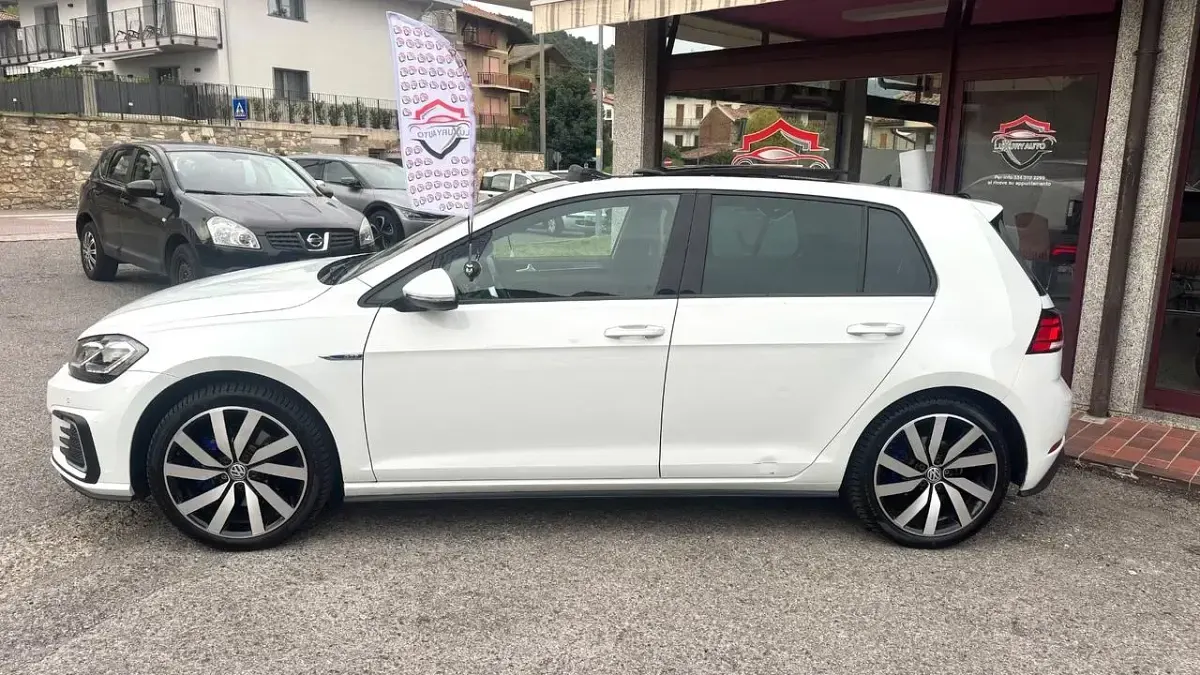Usata VW Golf VII GTE 149 CV (109 kW) 2018 Bianco Utilitaria