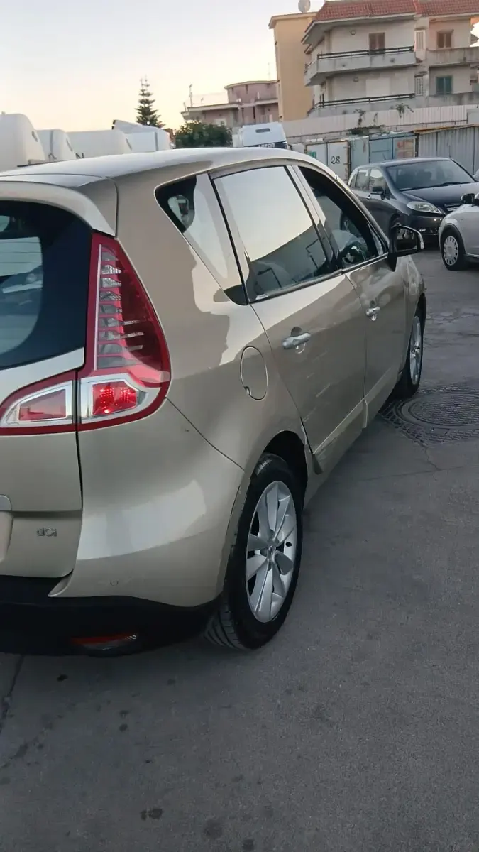Usata Renault Scenic E-Tech Luxe 110 CV (80 kW) 2010 Oro Monovolume