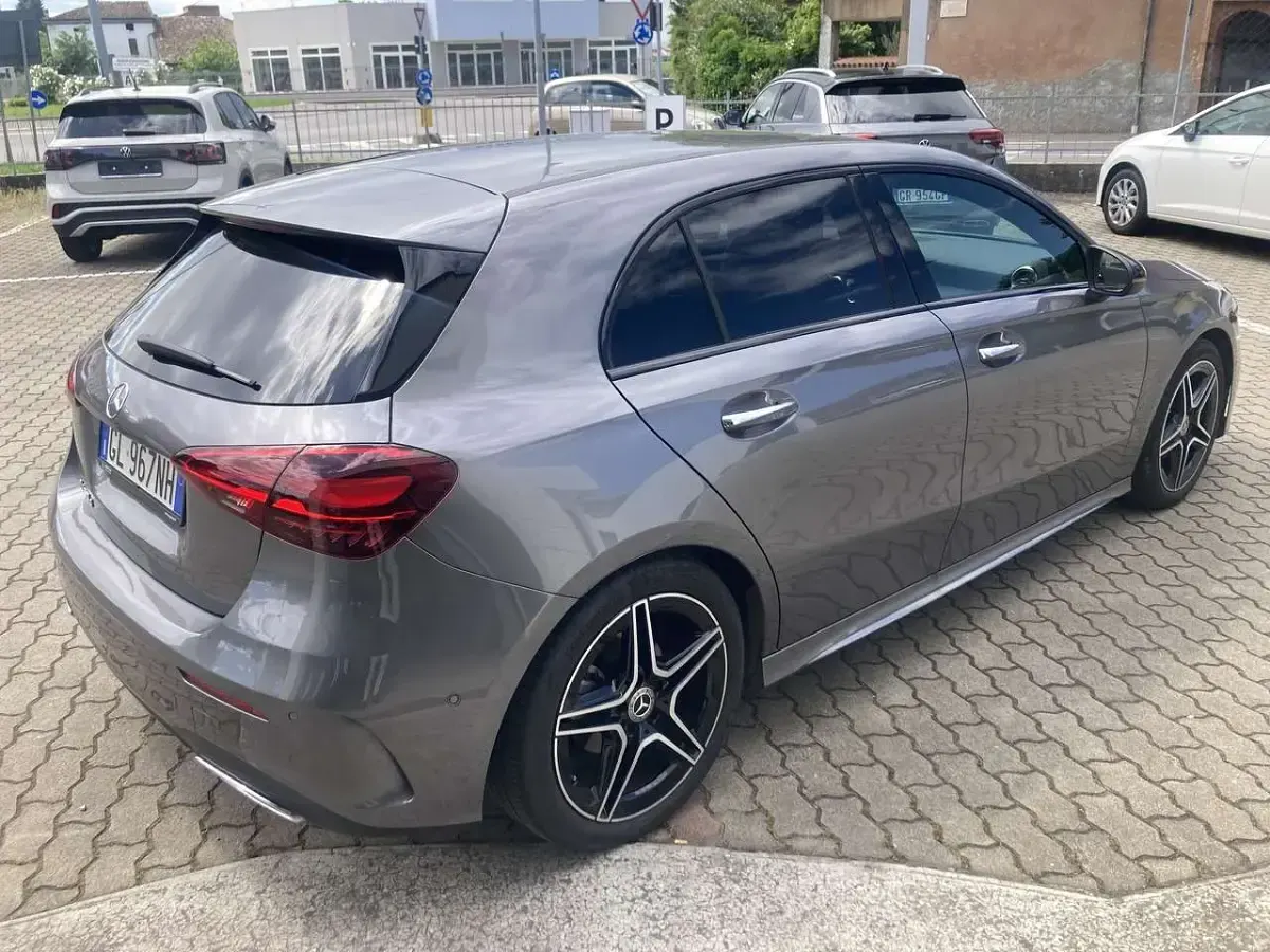 Usata Mercedes A180 AMG Line Premium Plus 116 CV (85 kW) 2023 Grigio scuro metallizzato Berlina