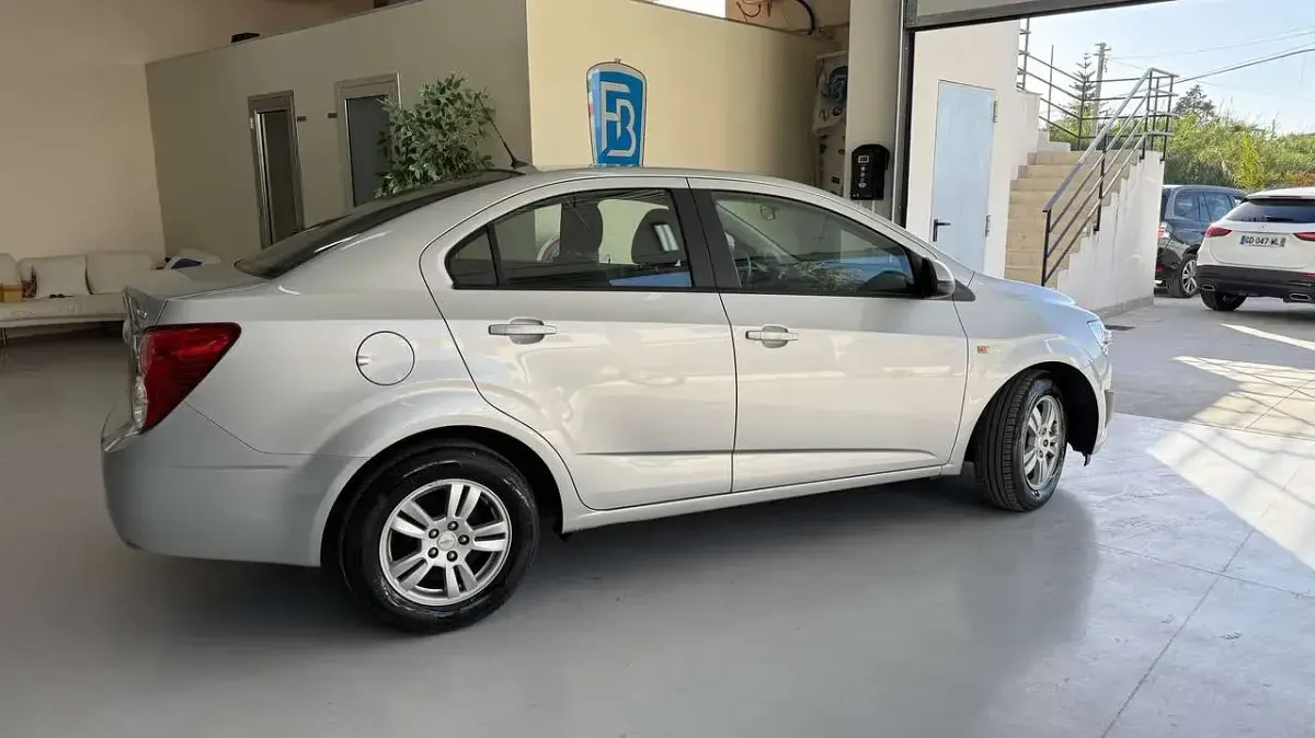 Usata Chevrolet Aveo LT 75 CV (55 kW) 2012 Argento Berlina