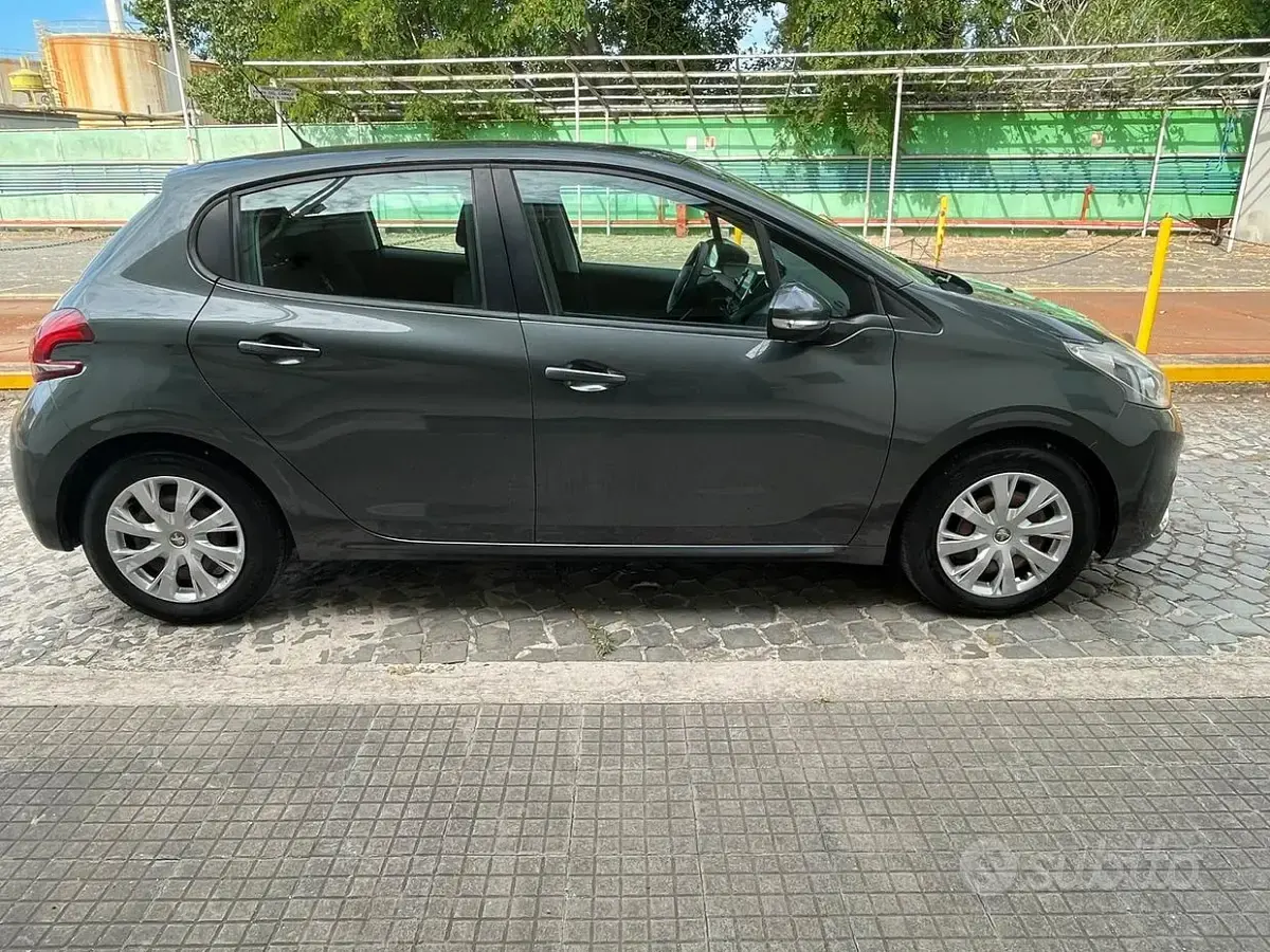Usata Peugeot 208 68 CV (50 kW) 2017 Grigio Utilitaria