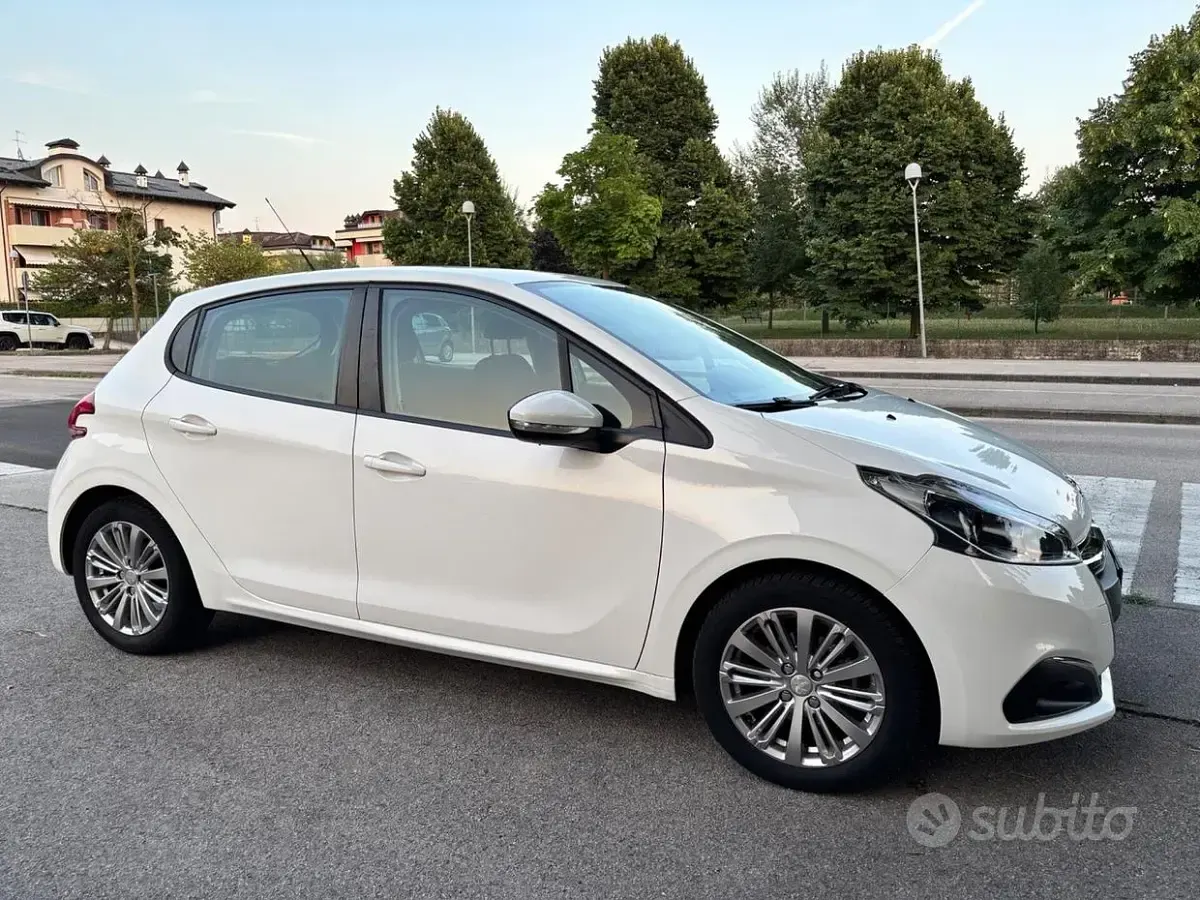 Usata Peugeot 208 Access 82 CV (60 kW) 2017 Bianco Utilitaria