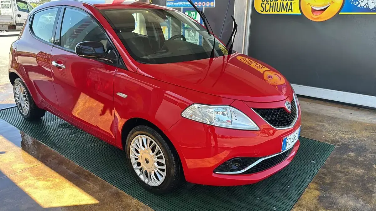 Usata Lancia Ypsilon Gold 69 CV (50 kW) 2016 Rosso Utilitaria