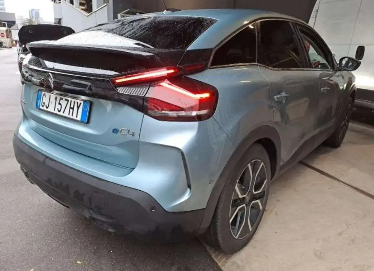 Usado Citroën e-C4 Shine 100 kW (136 CV) 2022 Azul Berlina