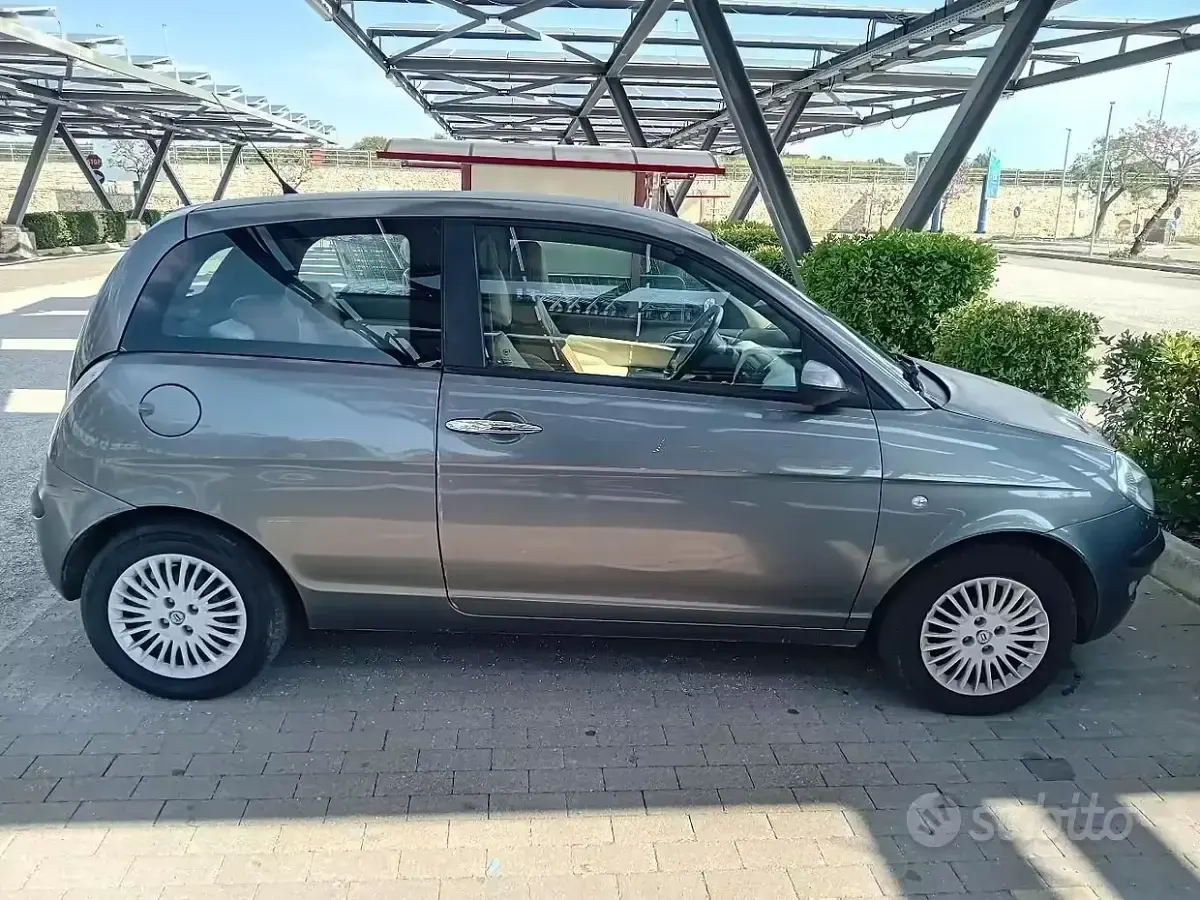 Usata Lancia Ypsilon 69 CV (50 kW) 2005 Grigio Utilitaria