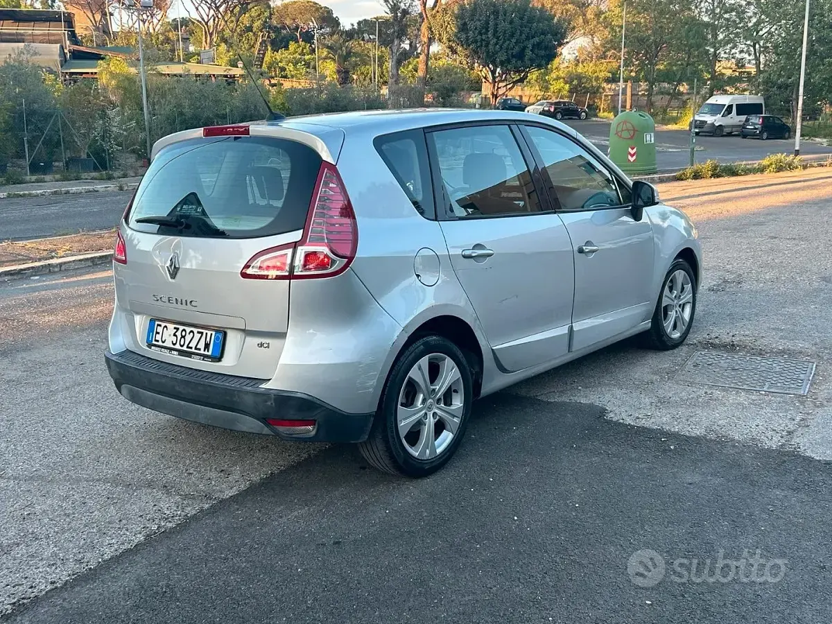 Käytetty Renault Scénic 110 HP (80 kW) 2010 Harmaa Tila-auto