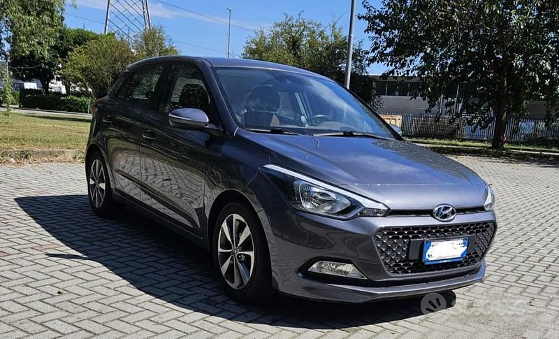 Grigio Usata 2016 Hyundai i20 Due volumi | 7500 € (Buon prezzo) - Immagine 1/4