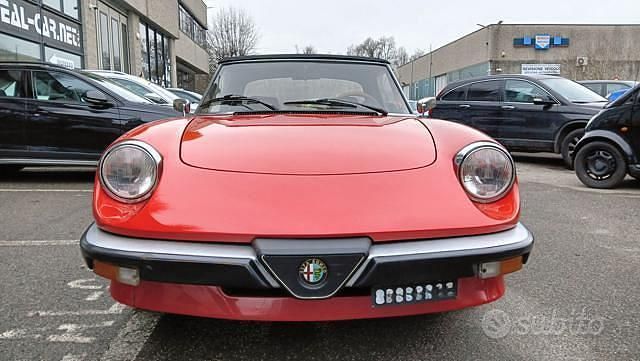 Usata Alfa Romeo Spider 109 CV (80 kW) 1984 Rosso Cabrio