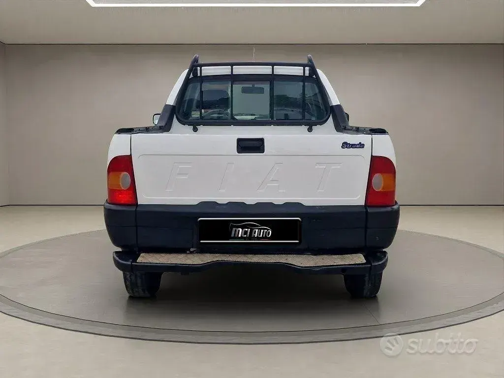 Usata Fiat Strada 63 CV (46 kW) 2002 Bianco Pick-up