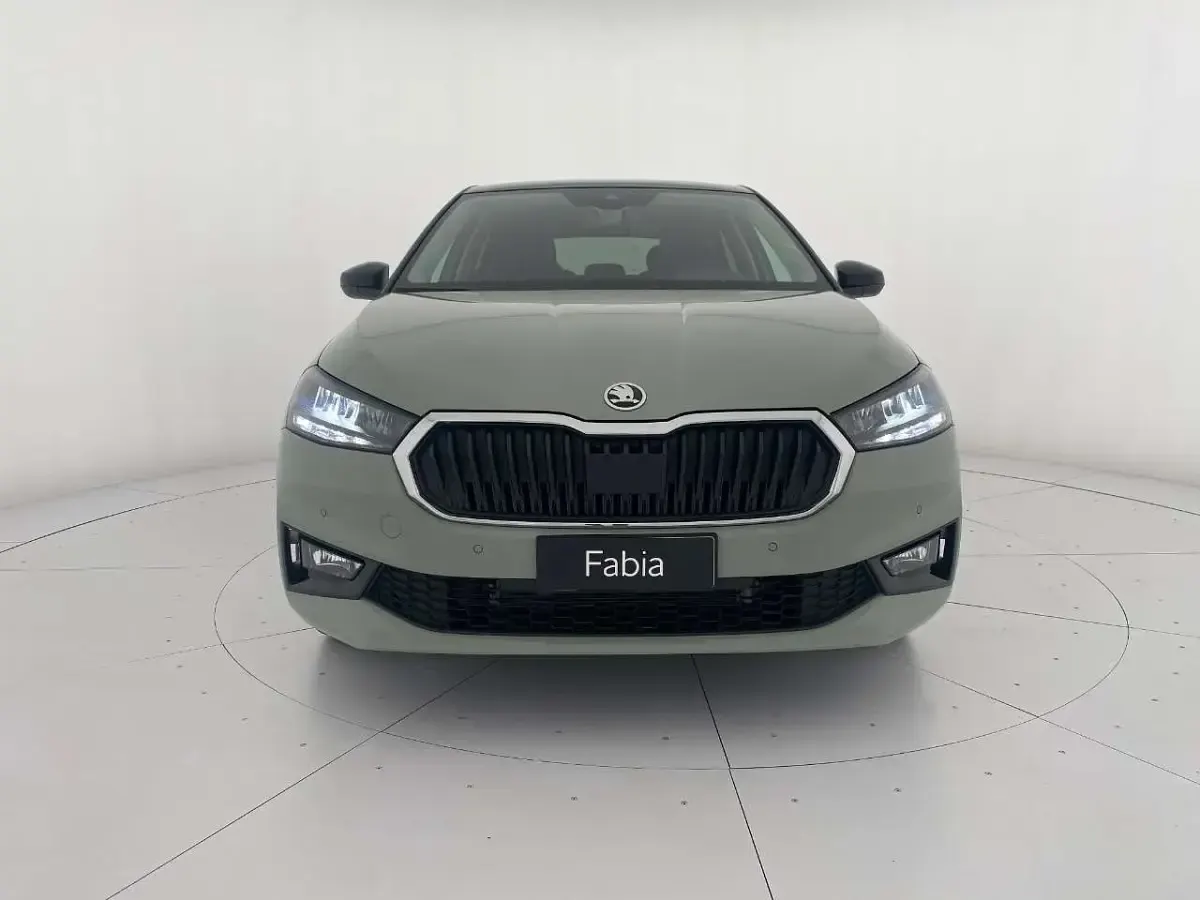 Nuova Skoda Fabia 95 CV (69 kW) 2026 Verde dolomite nero tulipano p Utilitaria