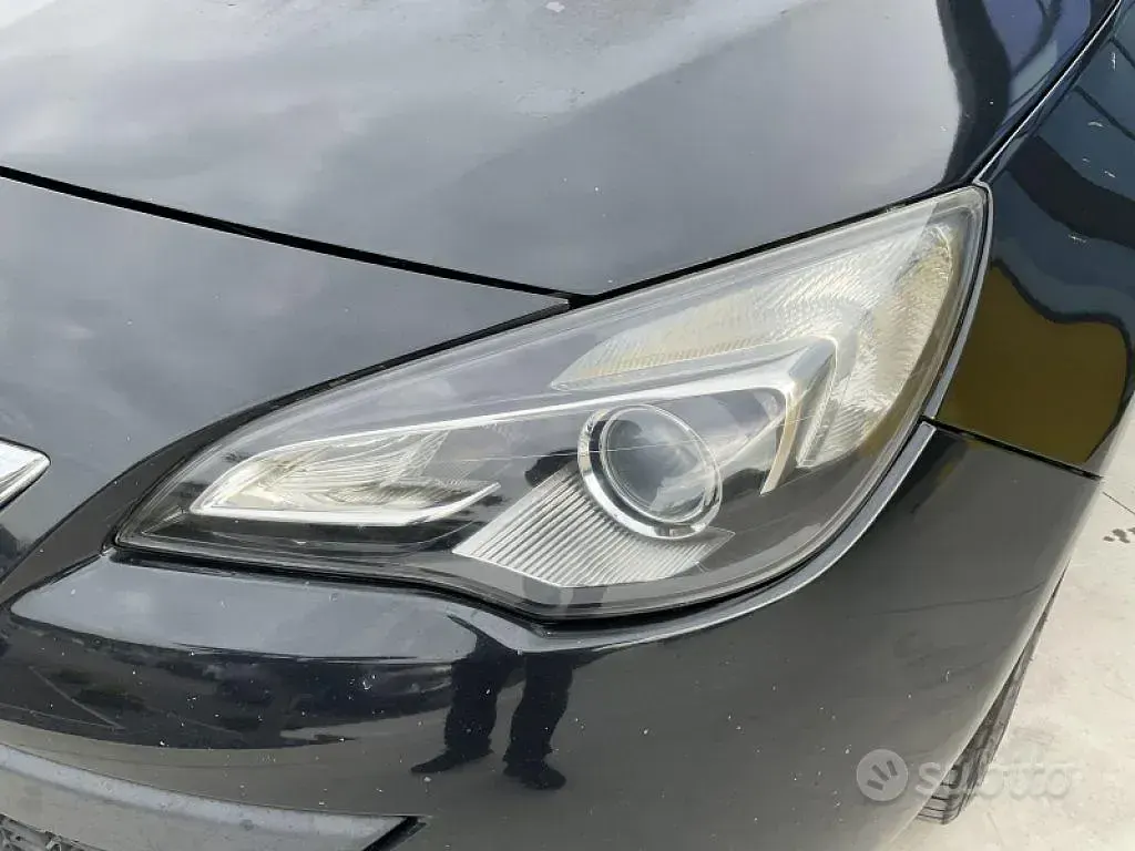 Usata Opel Astra GTC Cosmo 179 CV (131 kW) 2013 Nero Utilitaria