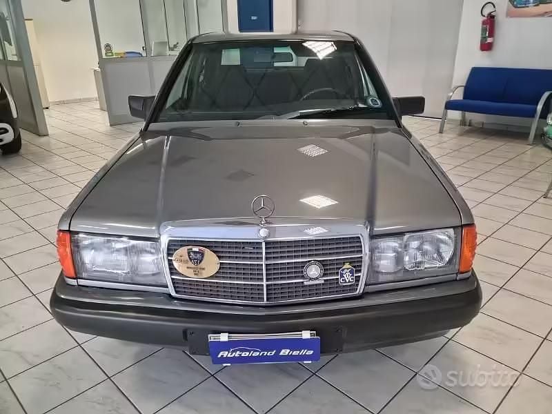 Usata Mercedes 190 122 CV (89 kW) 1989 Grigio Berlina