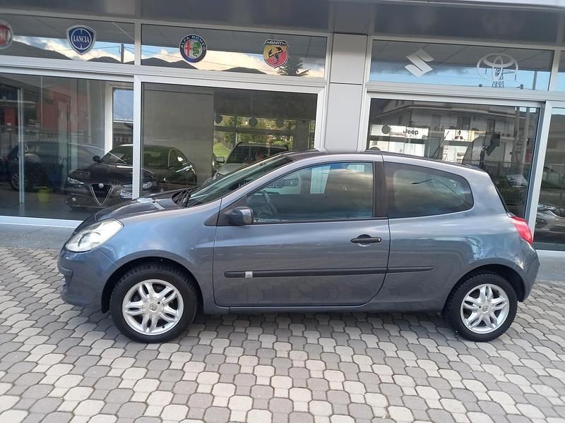 Usata Renault Clio II Dynamique 75 CV (55 kW) 2006 Grigio Berlina