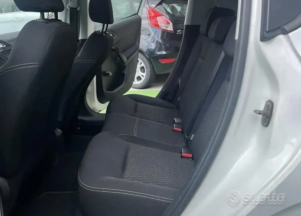 Usata Peugeot 208 68 CV (50 kW) 2015 Bianco Utilitaria