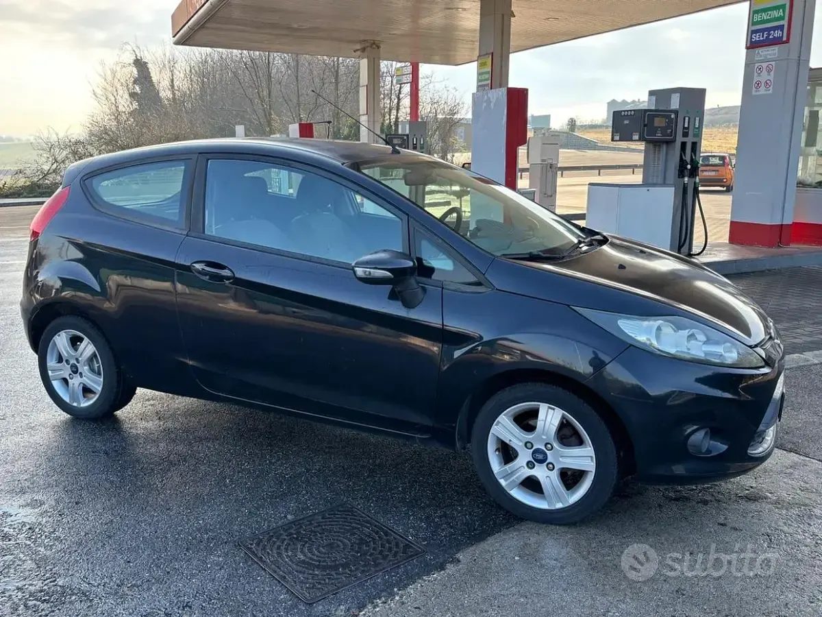 Usata Ford Fiesta 92 CV (67 kW) 2009 Nero Coupé