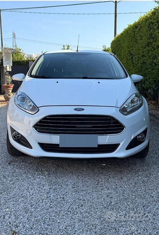 Usata Ford Fiesta 75 CV (55 kW) 2015 Bianco Utilitaria
