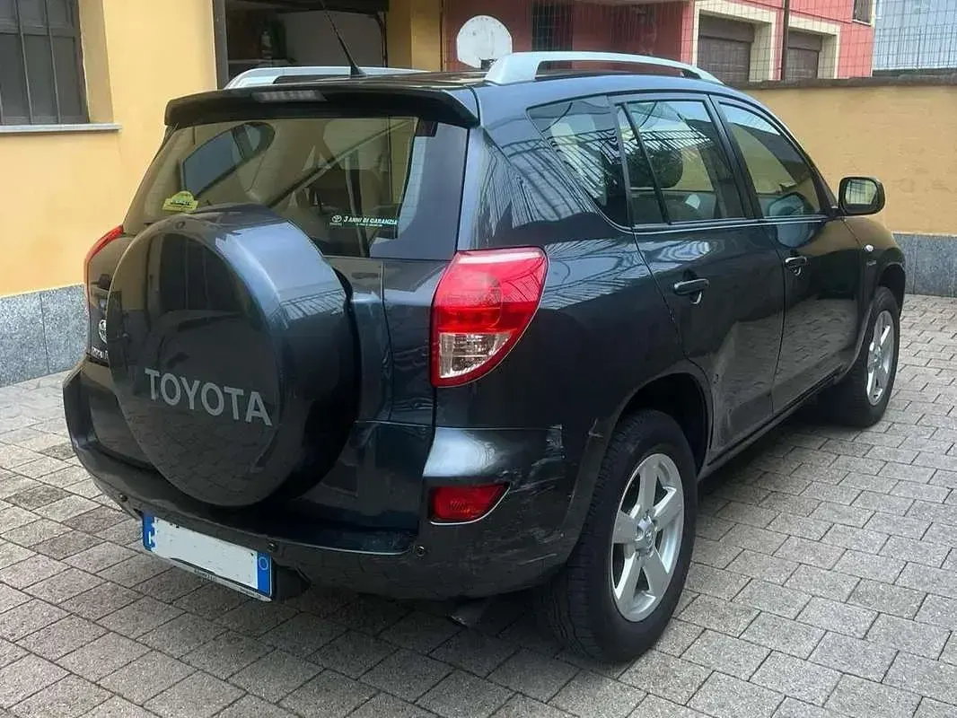 Usado Toyota RAV4 Luxury 152 CV (111 kW) 2007 Gris SUV